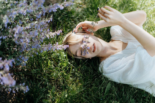 Top 10 des Huiles Essentielles pour le Sommeil : Dormez Mieux Naturellement